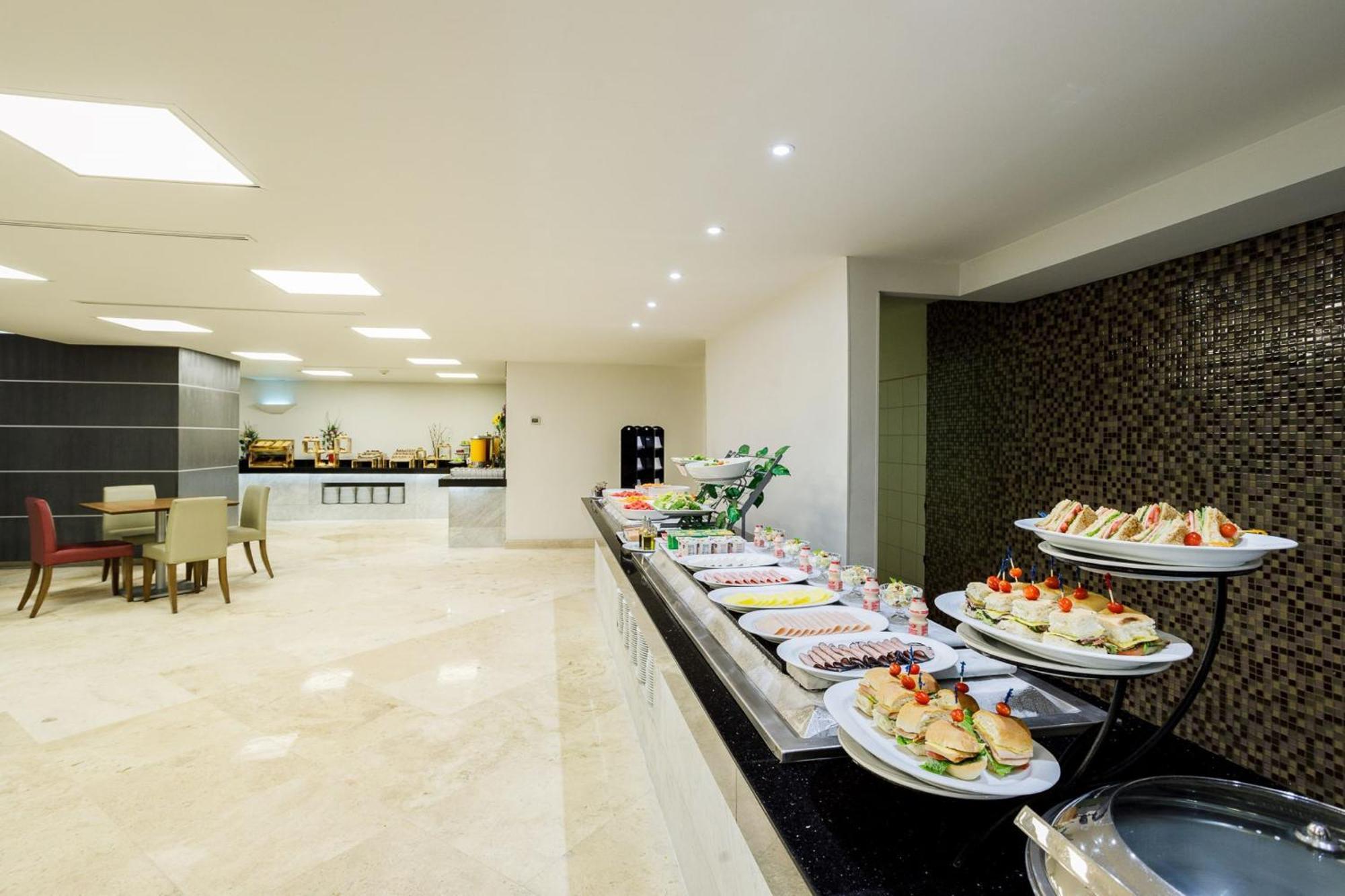 Real Inn Tijuana By Camino Real Hoteles Exterior foto The lounge at the airport